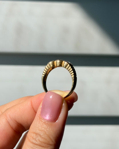 Vintage 18k Gold 1.0 CTW Bezel Set Three-Stone Diamond Ring - Ribbed Shoulder Details