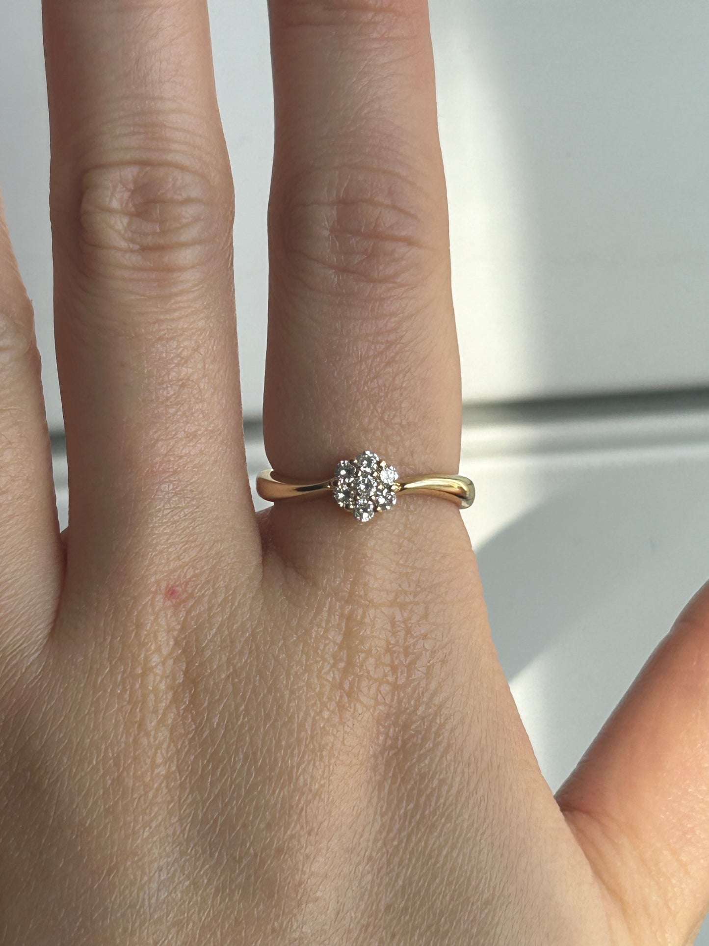 Vintage 18k Gold Diamond Daisy Ring