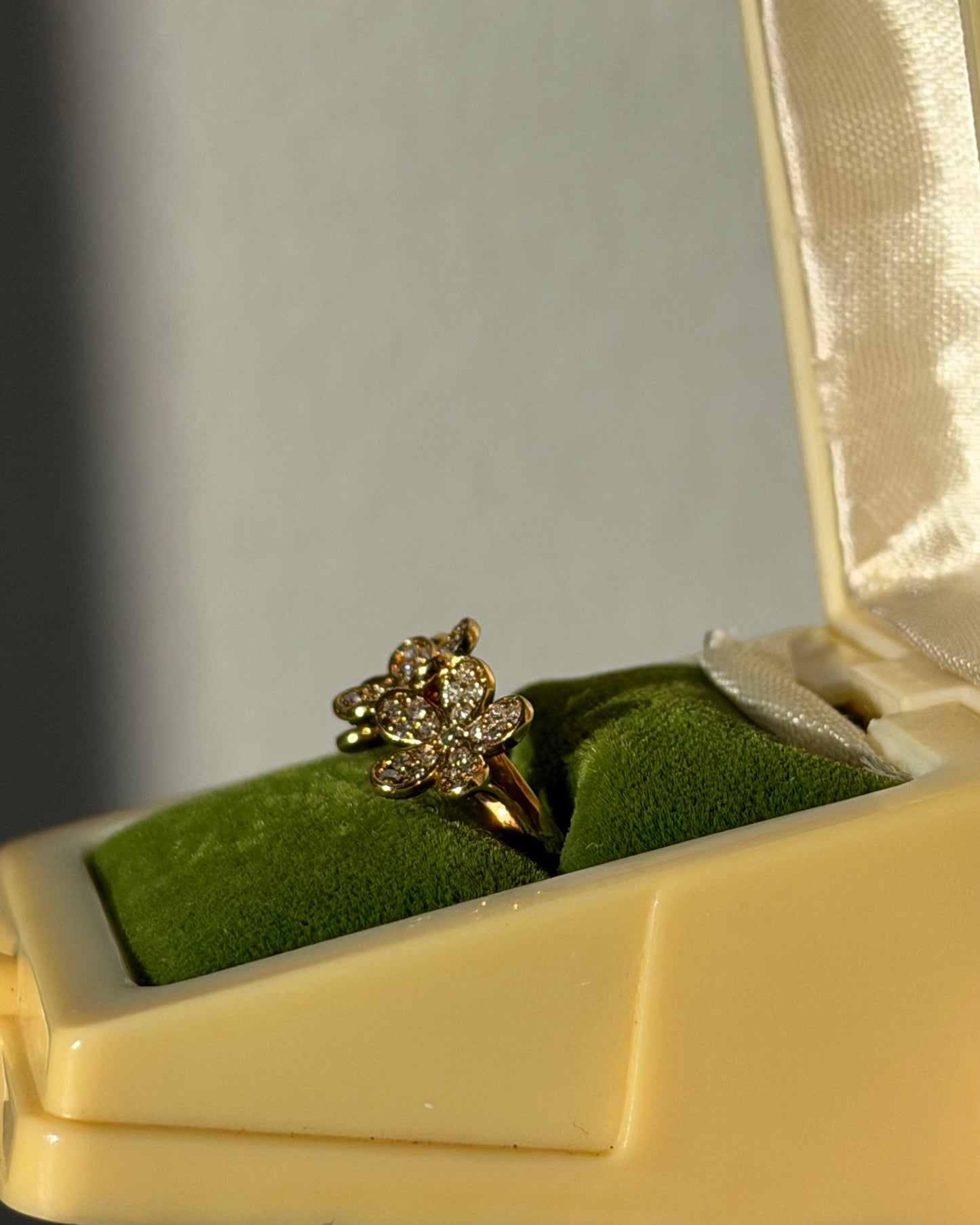 Vintage 18k Gold Triple Diamond Flower Ring
