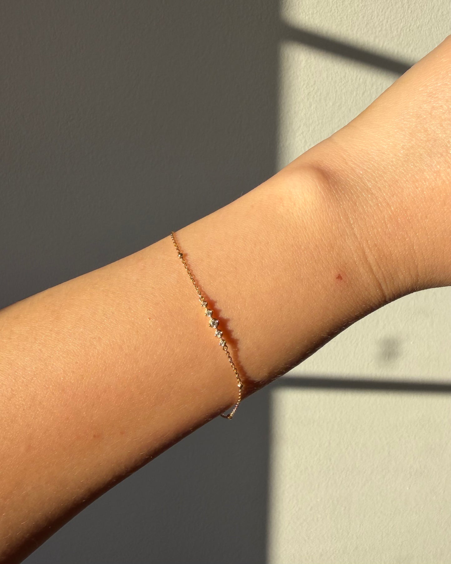 Modern 18k Gold Dainty Bracelet with Diamonds