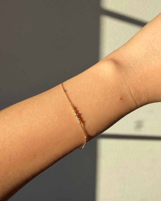 Modern 18k Gold Dainty Bracelet with Diamonds