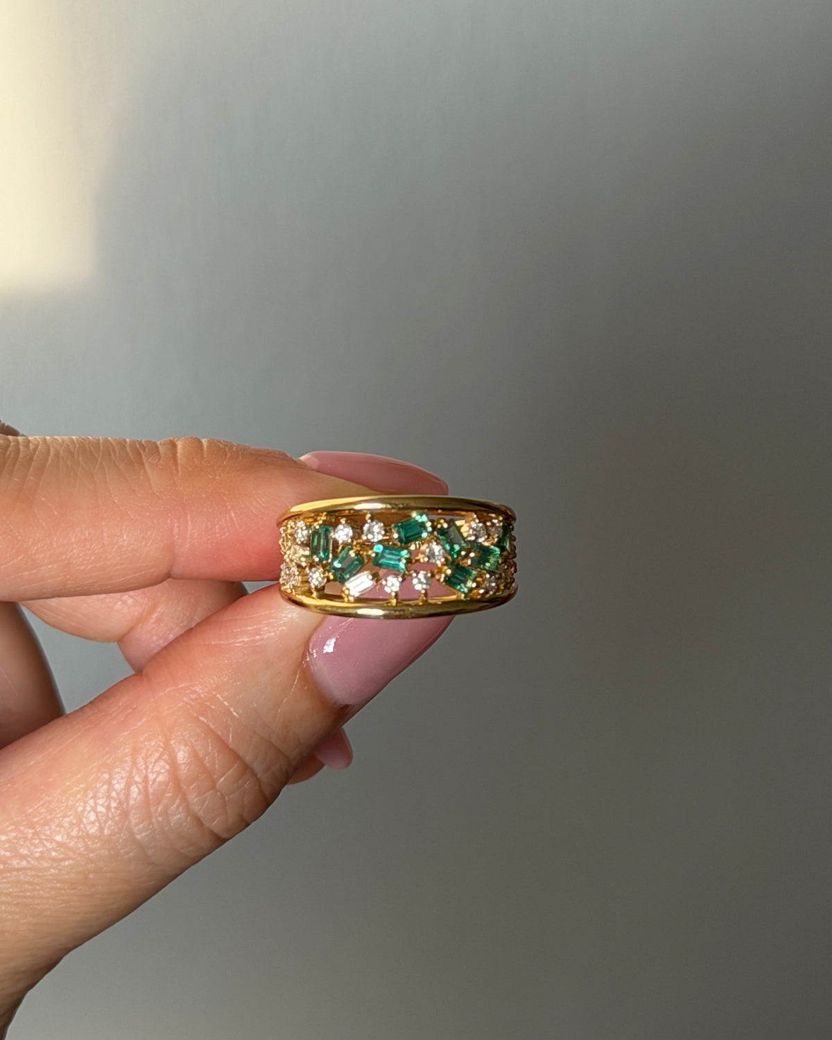 Vintage 18k Gold Emerald and Diamond Scattered Dome Ring