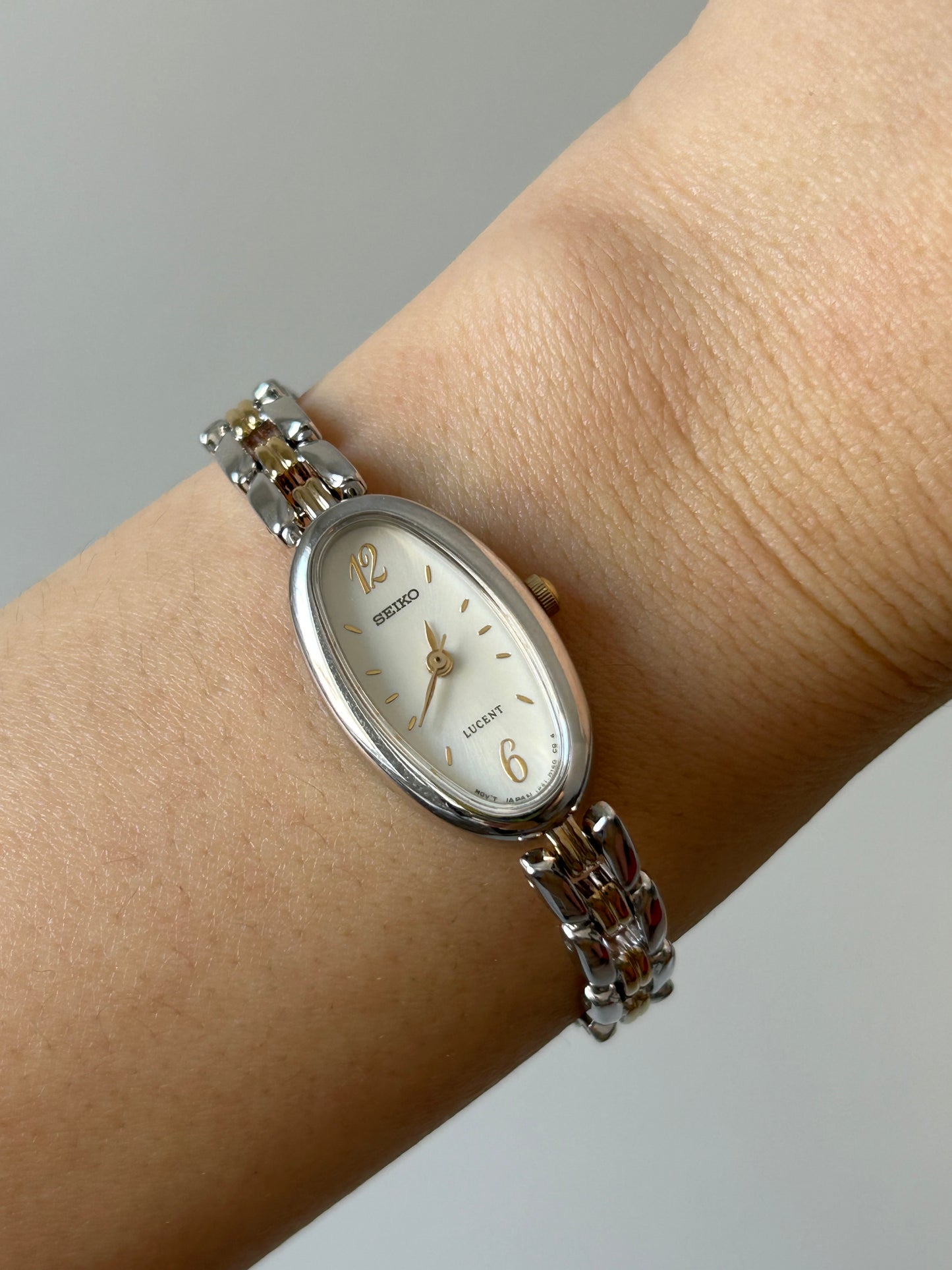 Vintage Y2K Seiko Stainless Steel Two-toned Oval Watch