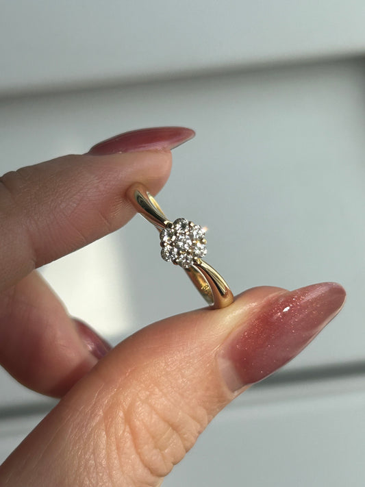 Vintage 18k Gold Diamond Daisy Ring