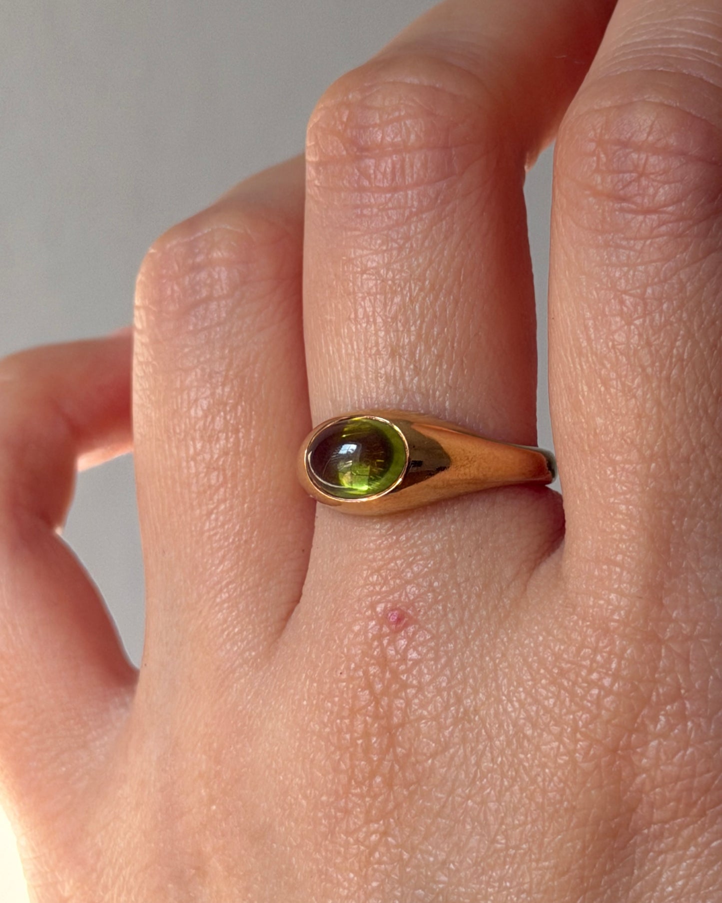Vintage Circa 1980s 18k Gold Tiffany & Co Cabochon Peridot Ring