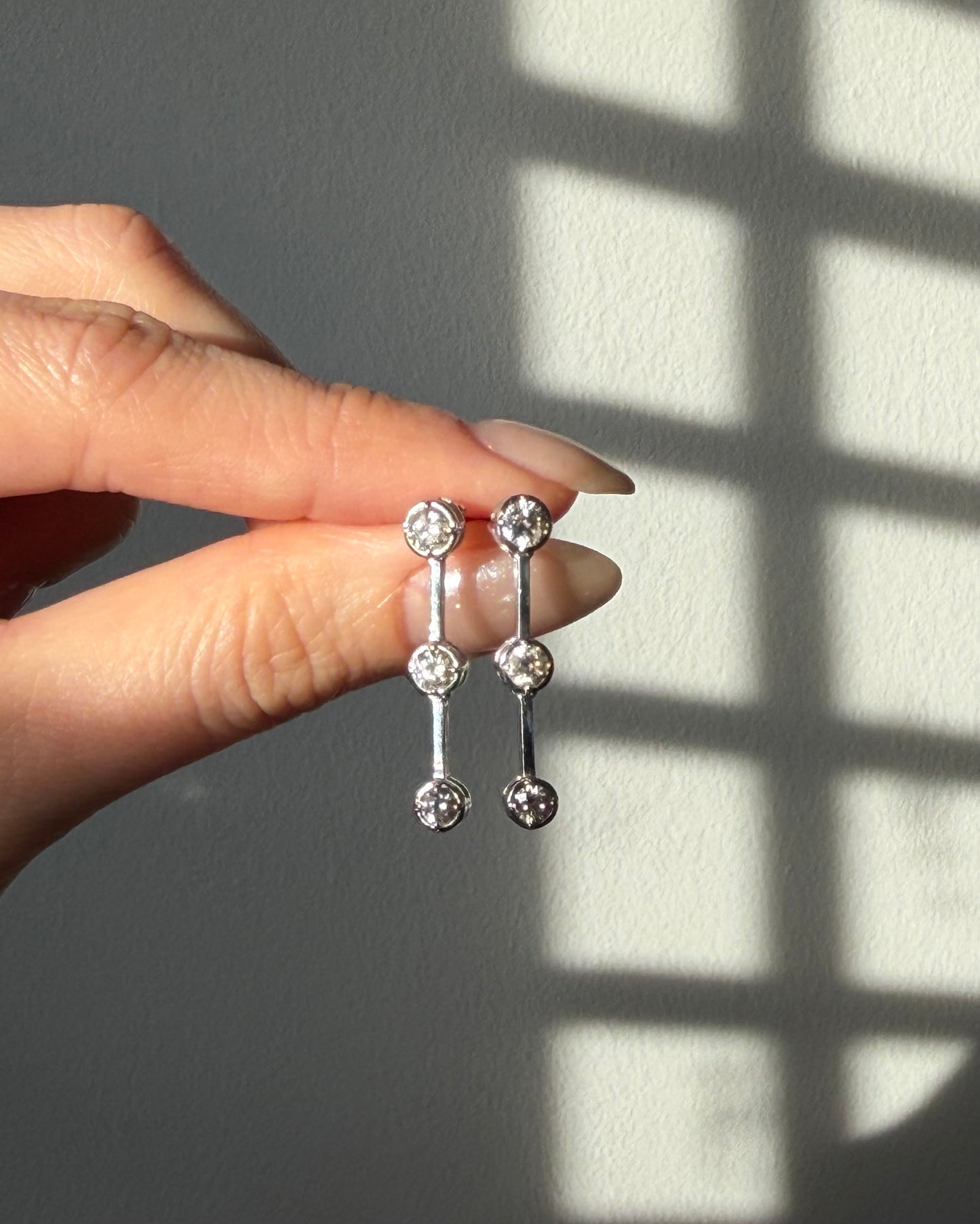 Vintage 18k White Gold Bezel Set Diamond Dangle Drop Earrings - 1.0ctw