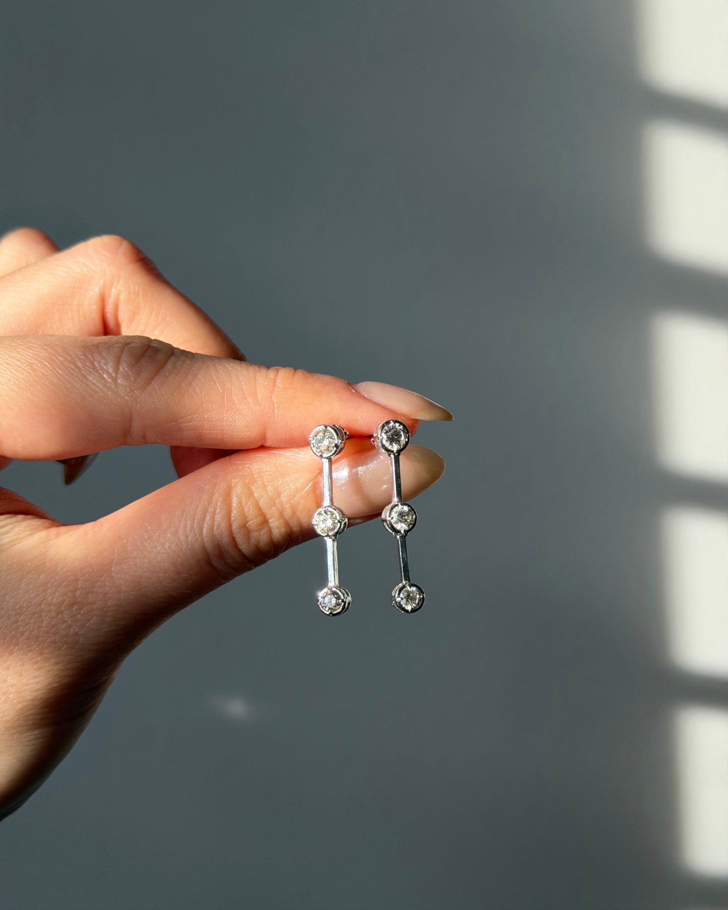 Vintage 18k White Gold Bezel Set Diamond Dangle Drop Earrings - 1.0ctw