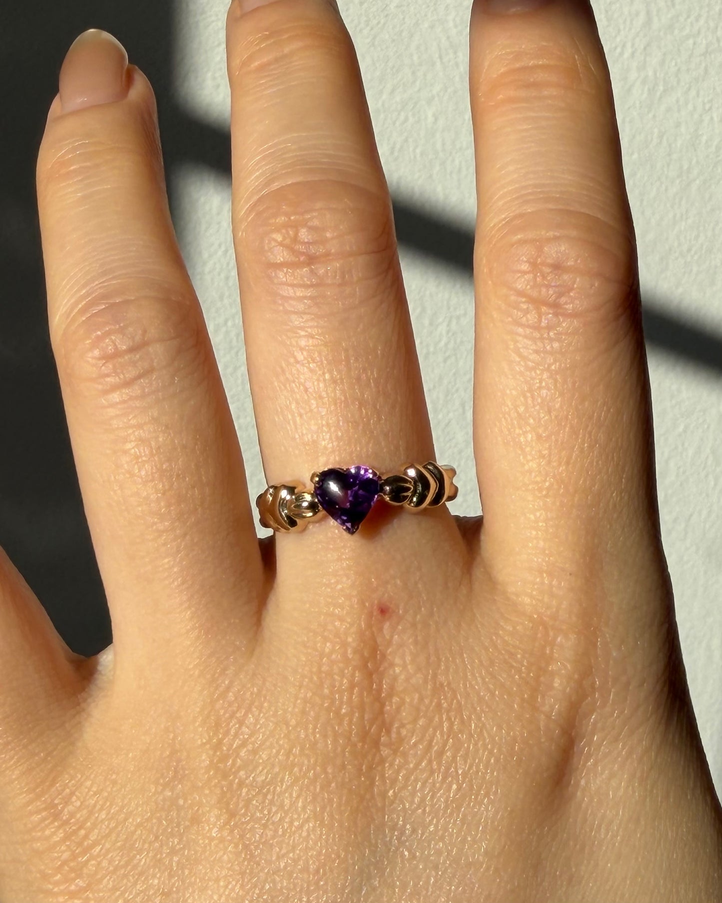 Vintage 14k Gold Cabochon Amethyst Heart Ring - Heart Shoulder Details