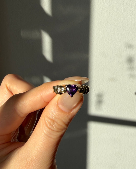 Vintage 14k Gold Cabochon Amethyst Heart Ring - Heart Shoulder Details