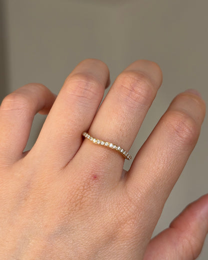 Vintage 18k Gold Dainty Diamond Wavy Stackable Ring