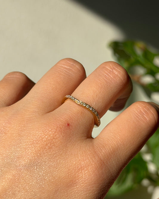 Vintage 18k Gold Dainty Diamond Wavy Stackable Ring