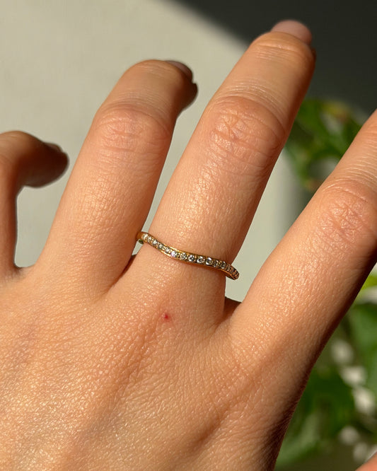 Vintage 18k Gold Dainty Diamond Wavy Stackable Ring