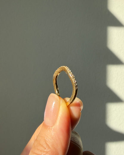 Vintage 18k Gold Dainty Diamond Wavy Stackable Ring