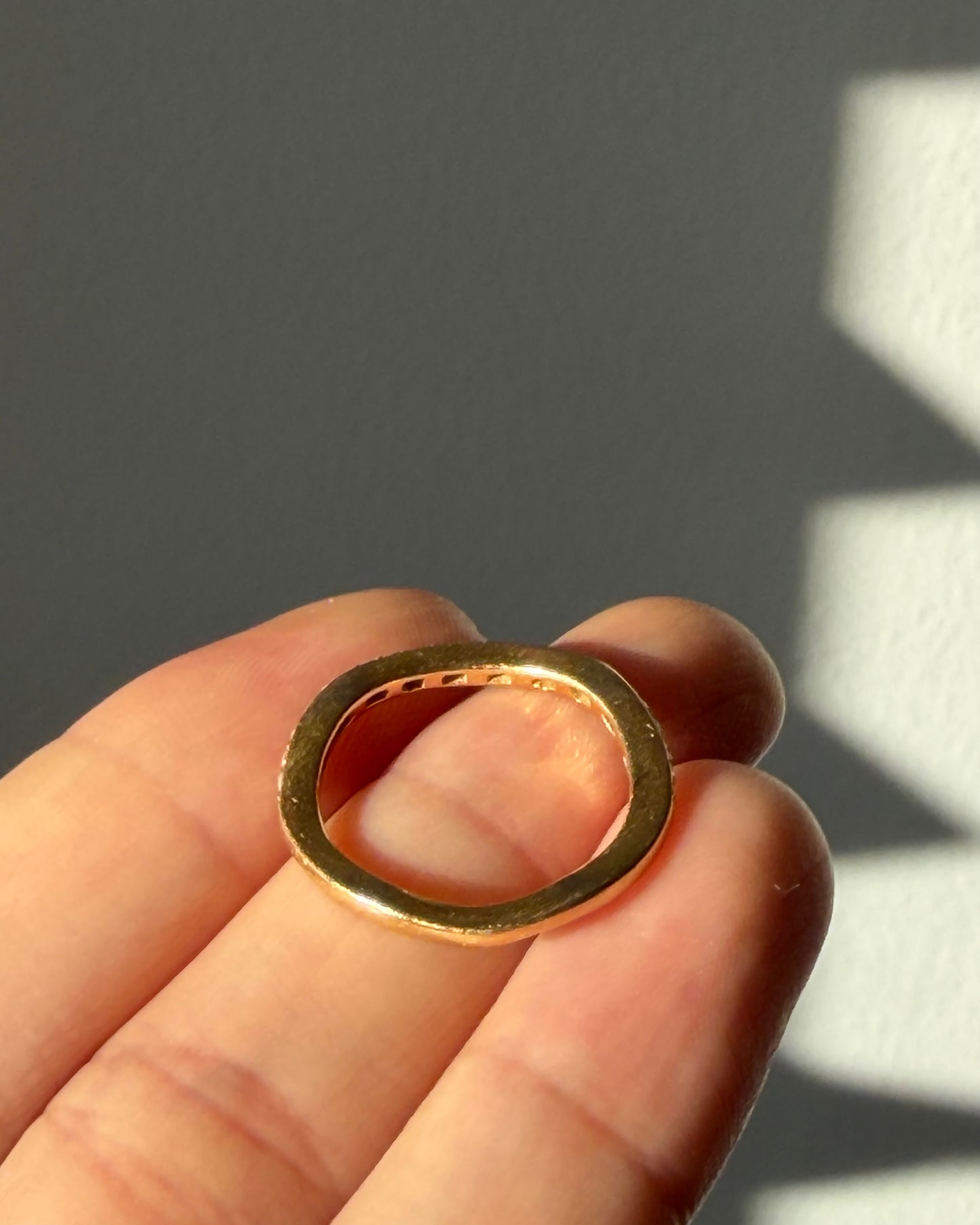Vintage 18k Gold Dainty Diamond Wavy Stackable Ring