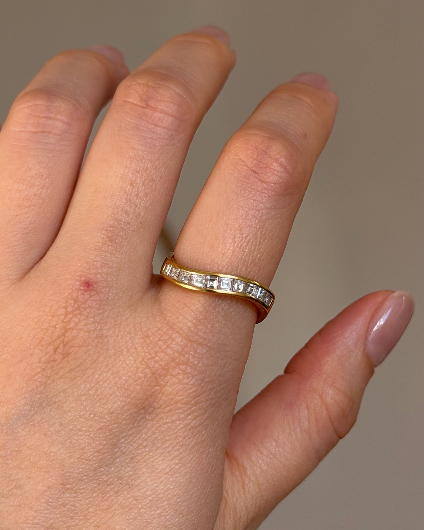 Vintage 18k Gold Channel Set Carre Cut Diamond Wavy Ring