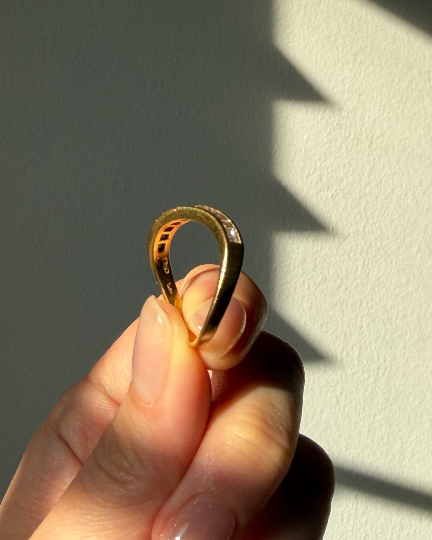 Vintage 18k Gold Channel Set Carre Cut Diamond Wavy Ring