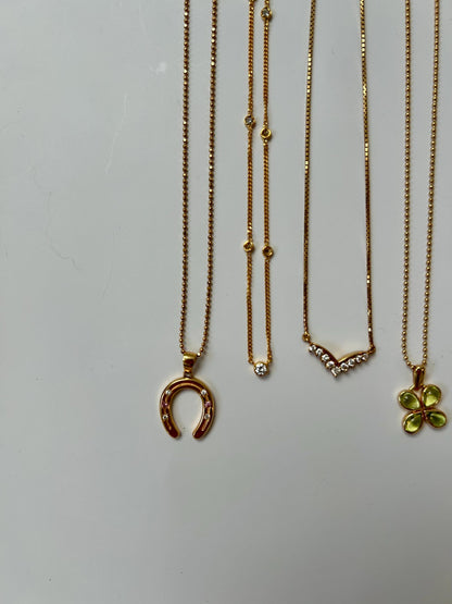 Vintage 18k Gold Peridot Clover Pendant Necklace: August Birthstone