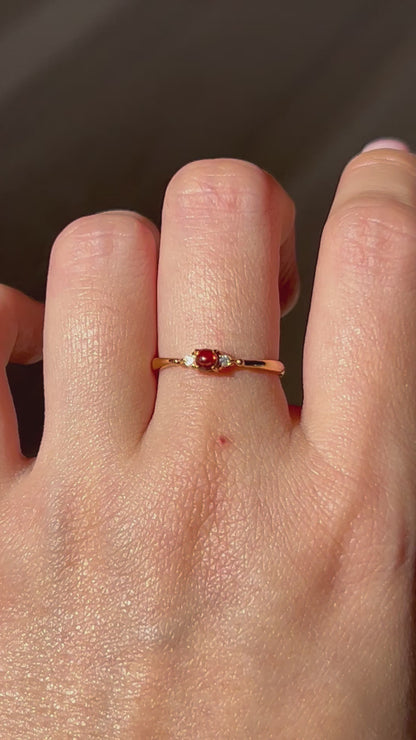 Vintage 18k Yellow Gold Orange Garnet Dainty Ring: US Size 6.25