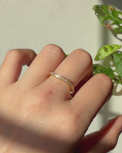 Vintage 18k Gold Dainty Diamond Wavy Stackable Ring