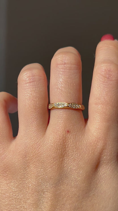 Vintage 18k Gold Diamond Scalloped Pattern Stacking Ring