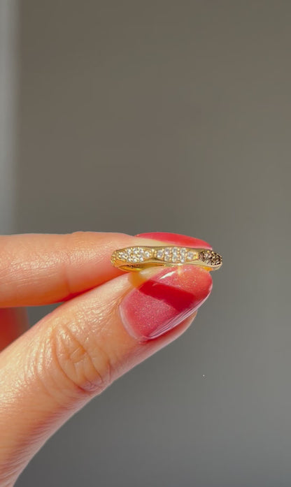 Vintage 18k Gold Diamond Scalloped Pattern Stacking Ring