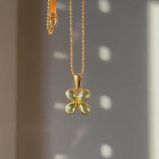 Vintage 18k Gold Peridot Clover Pendant Necklace: August Birthstone